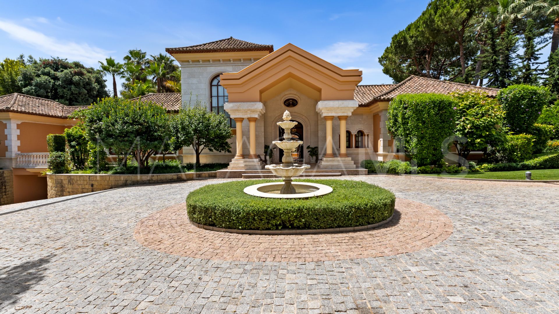 Villa for sale in Guadalmina Baja