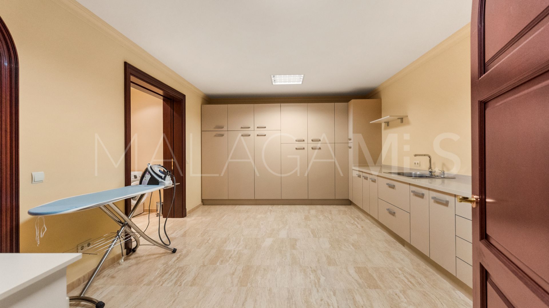 Villa for sale in Guadalmina Baja