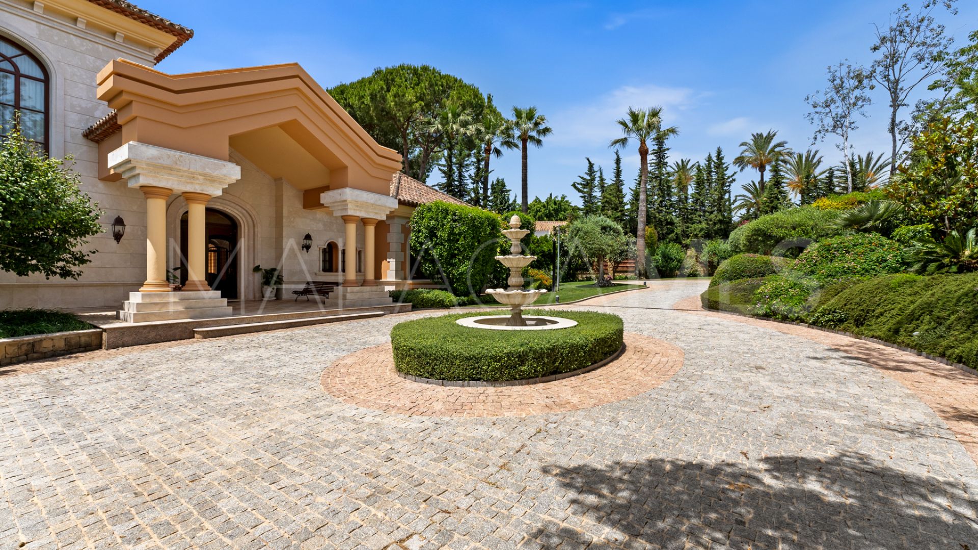Villa for sale in Guadalmina Baja