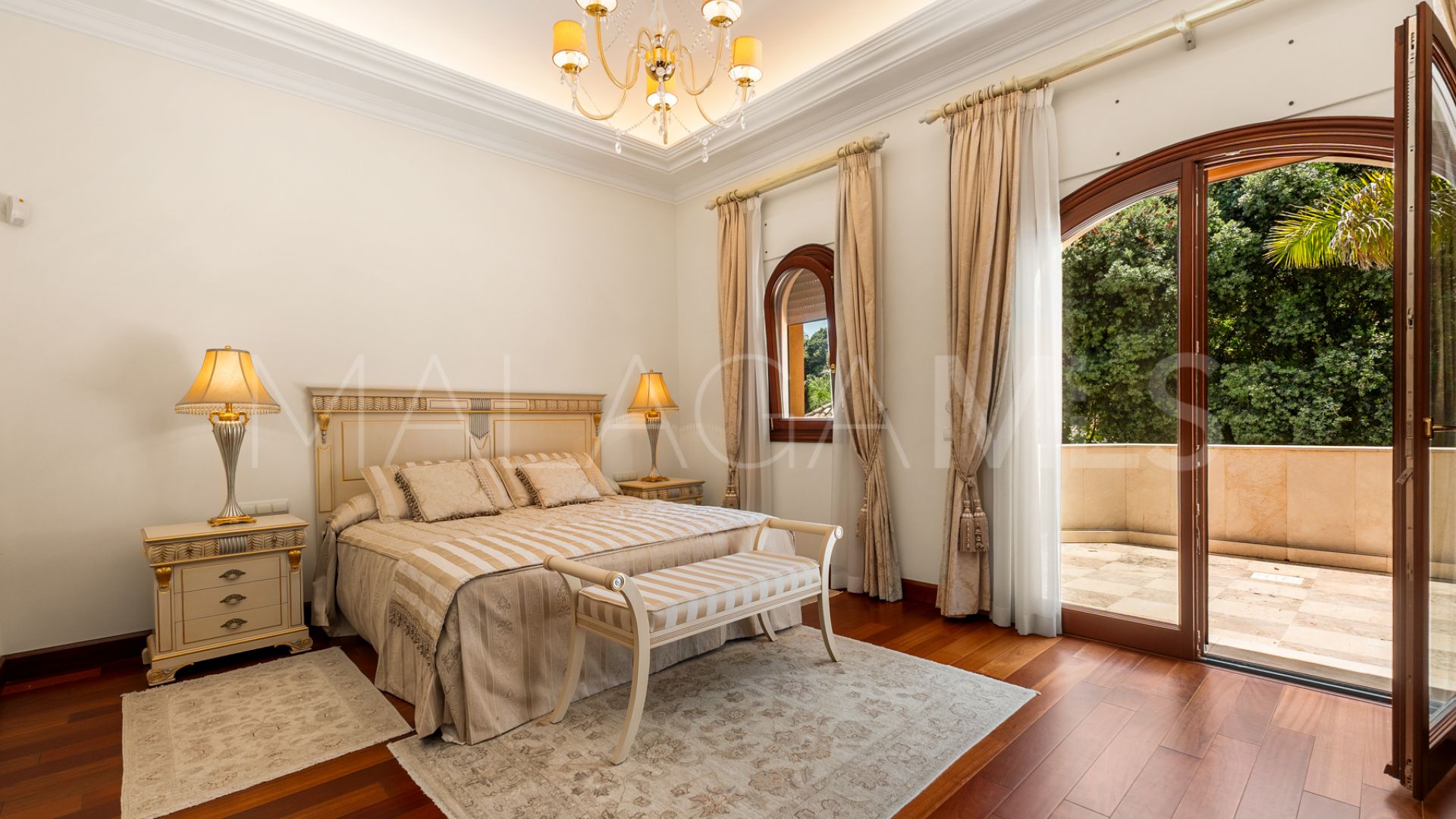 Villa for sale in Guadalmina Baja
