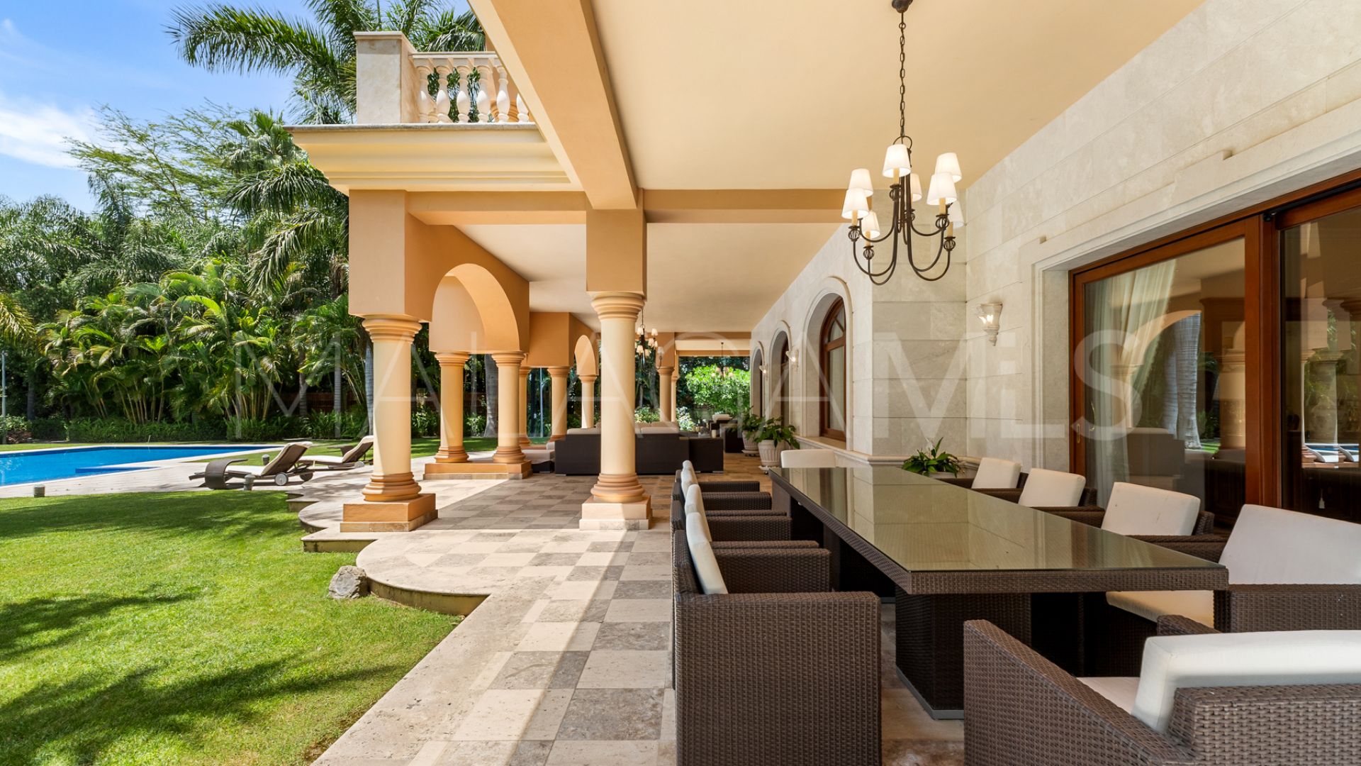 Villa for sale in Guadalmina Baja