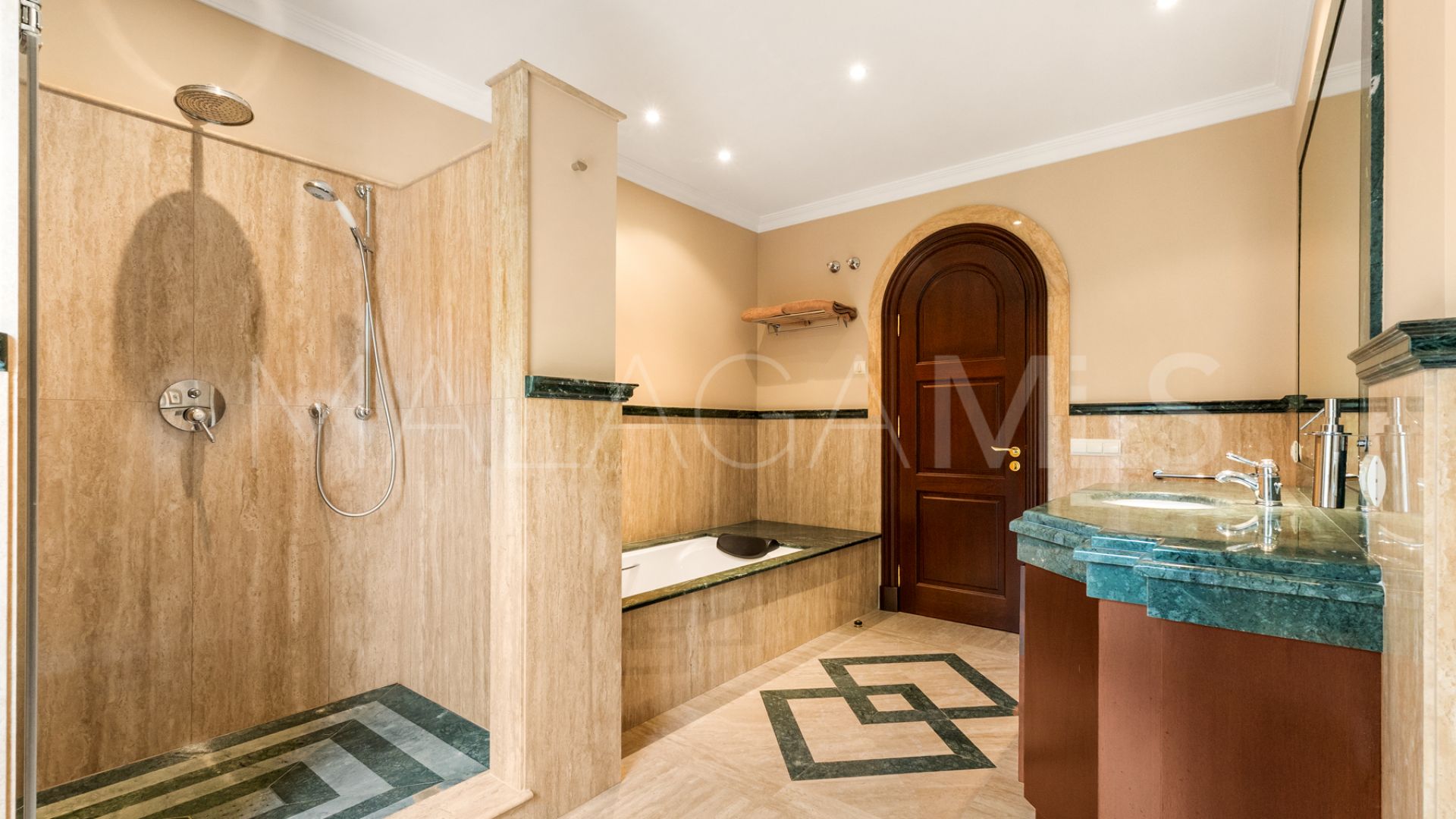 Villa for sale in Guadalmina Baja
