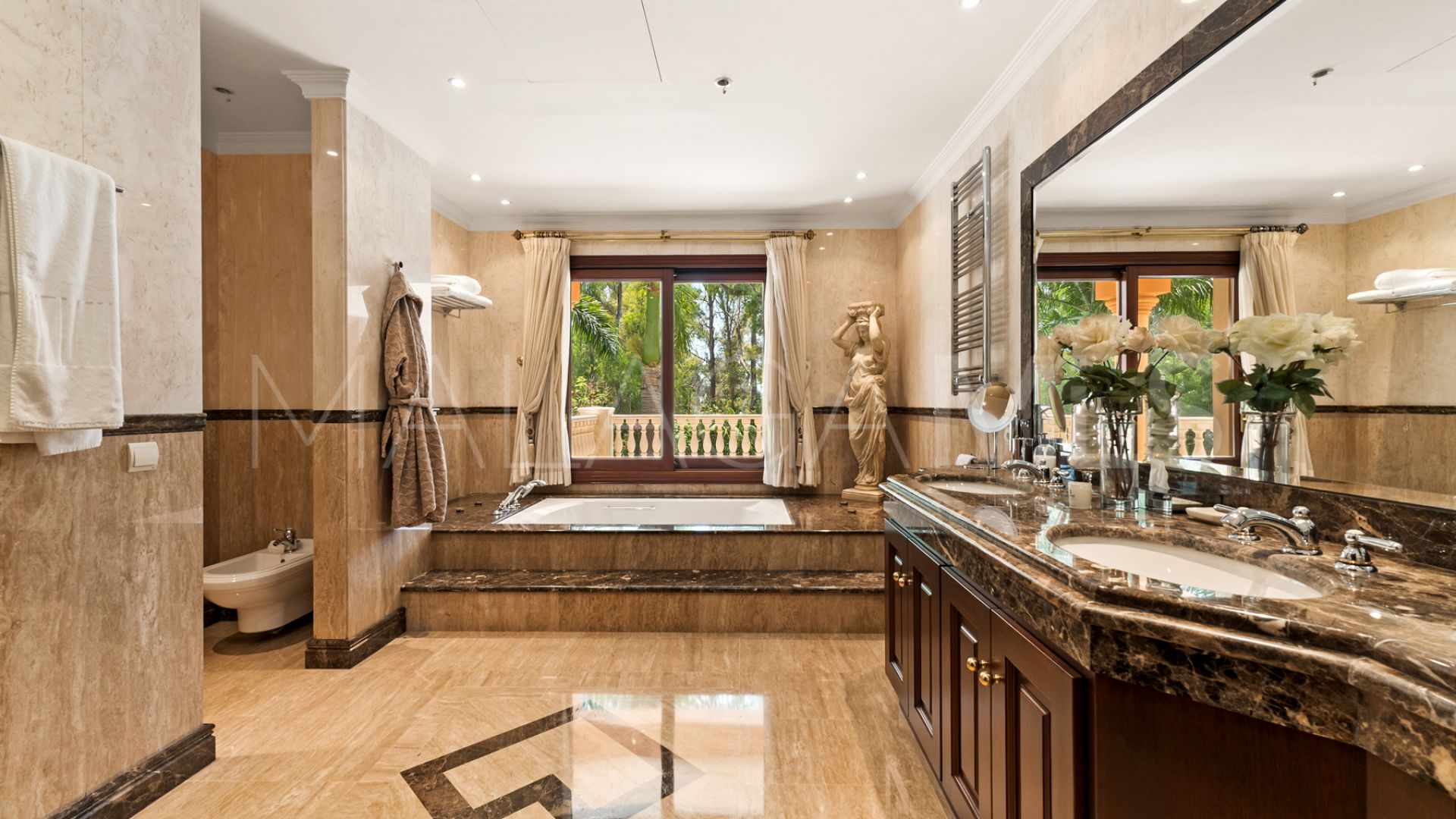 Villa for sale in Guadalmina Baja