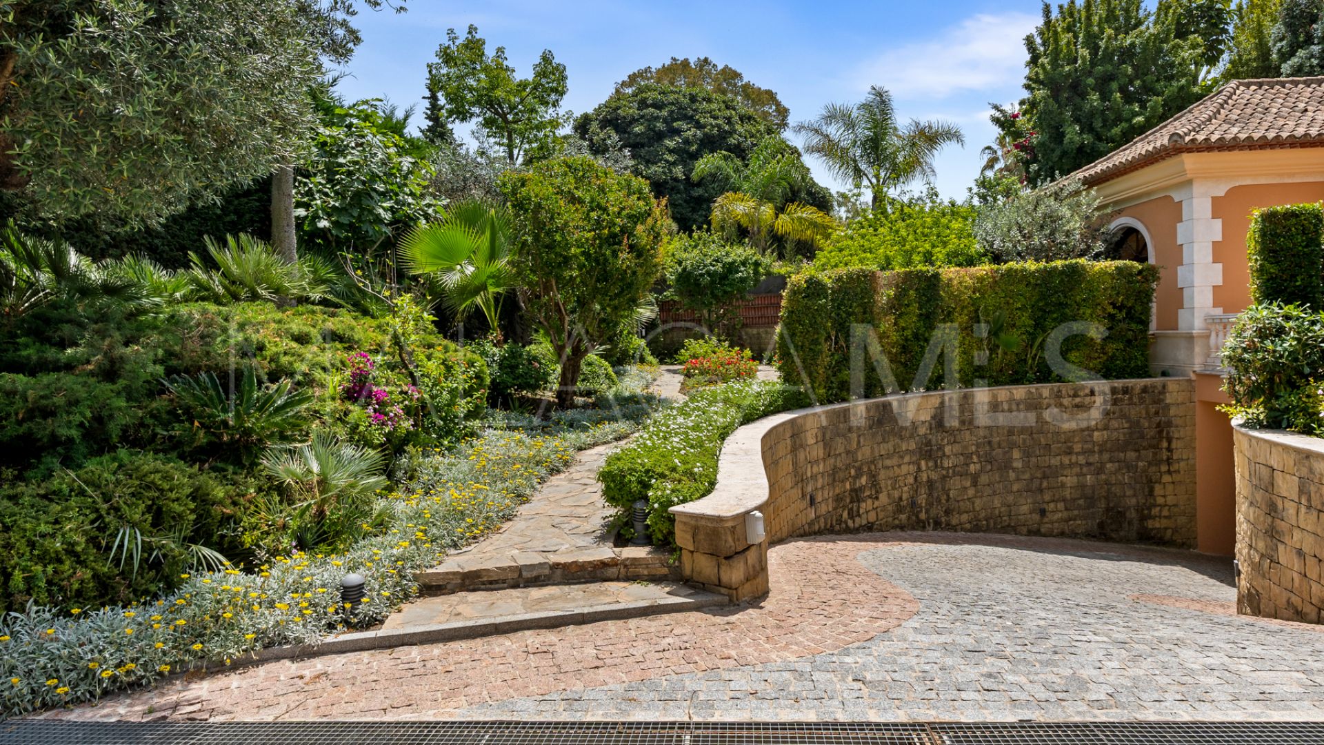 Villa for sale in Guadalmina Baja