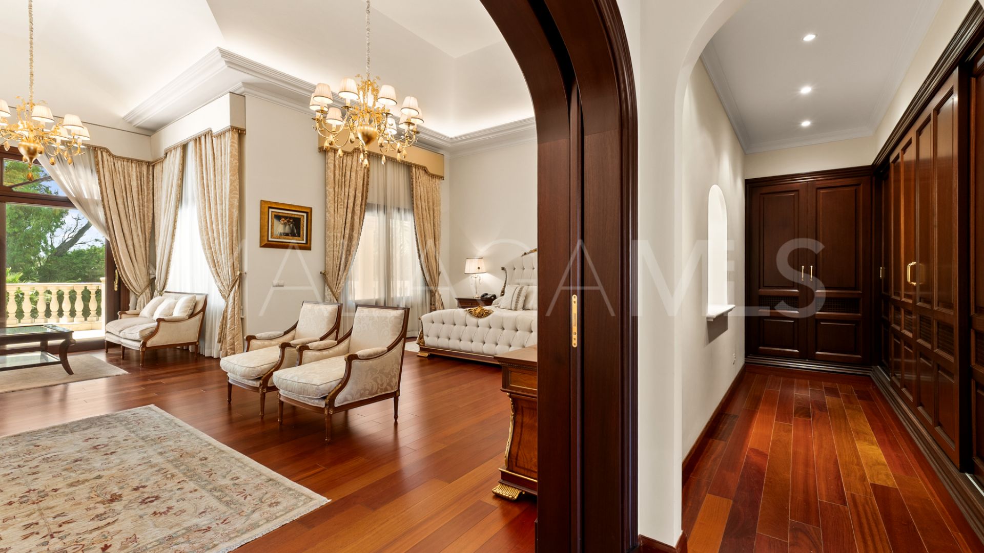 Villa for sale in Guadalmina Baja