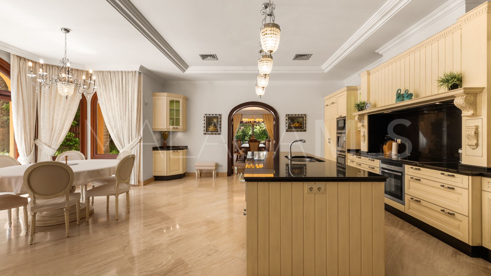 Villa for sale in Guadalmina Baja