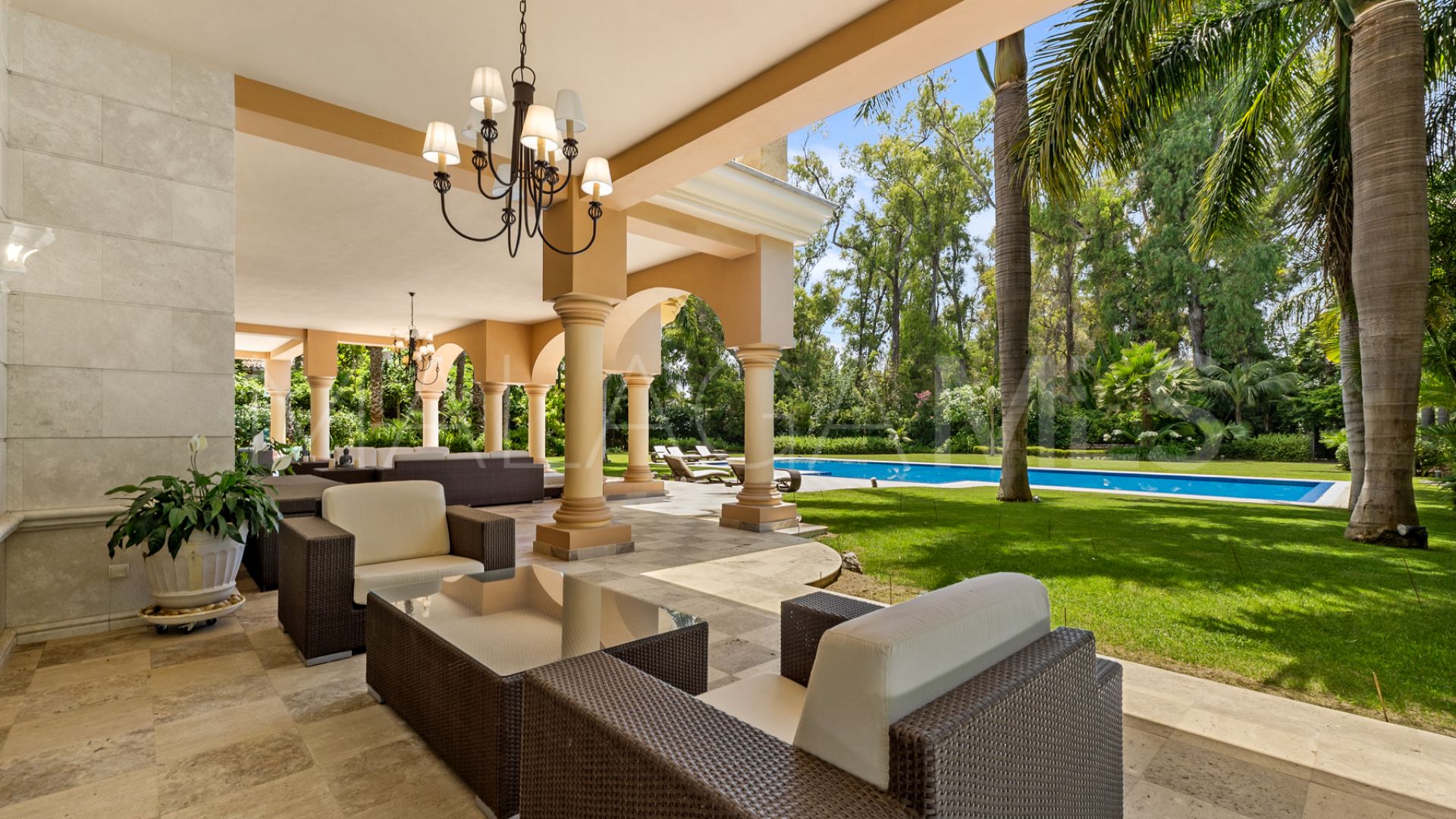 Villa for sale in Guadalmina Baja