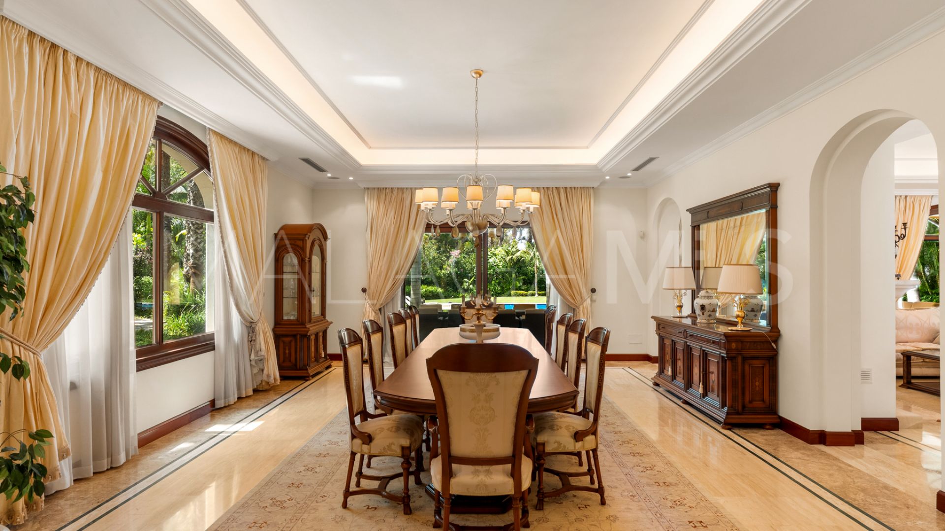 Villa for sale in Guadalmina Baja