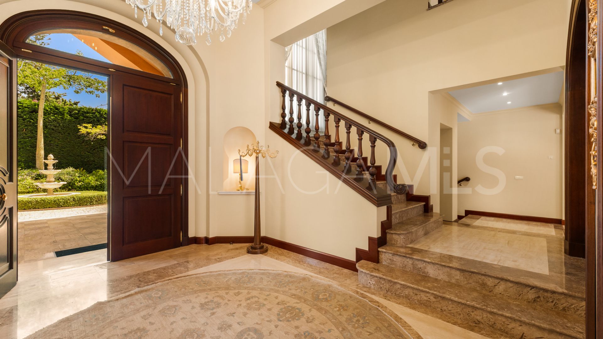 Villa for sale in Guadalmina Baja