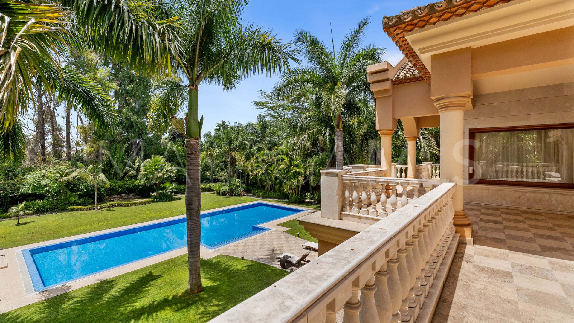 Villa for sale in Guadalmina Baja