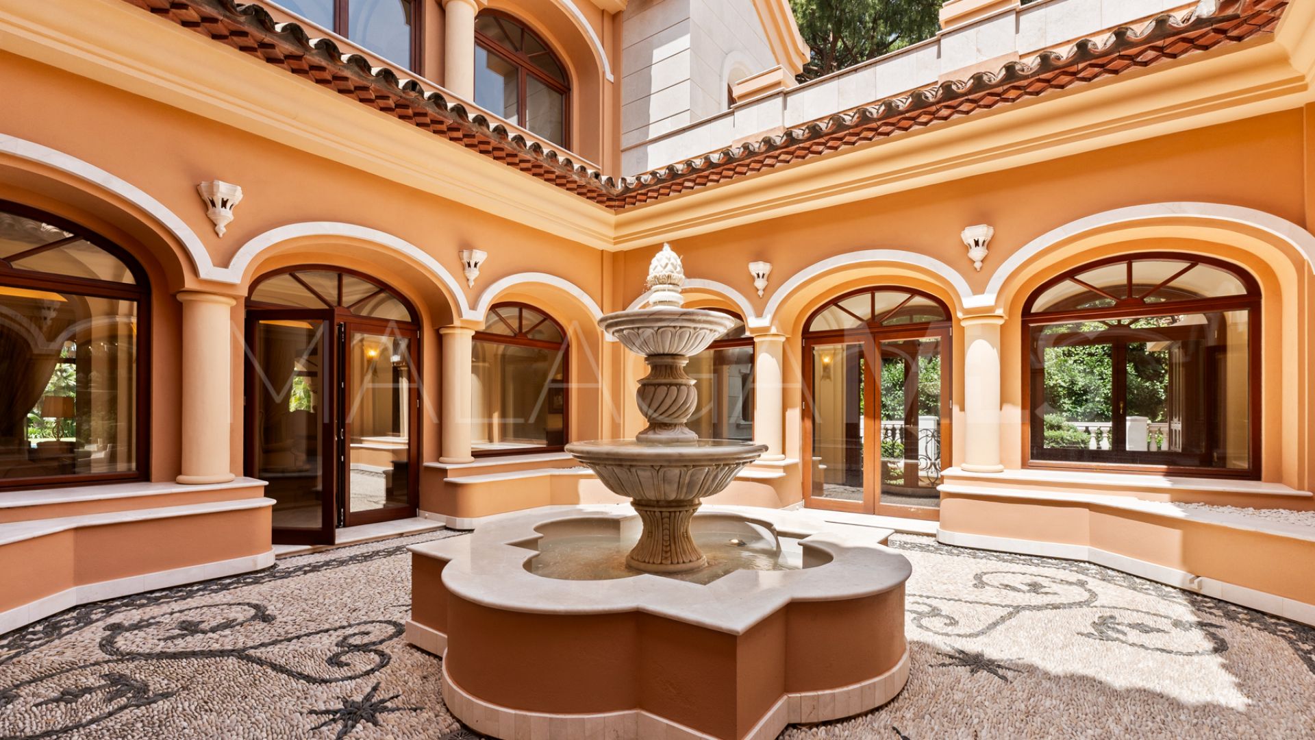 Villa for sale in Guadalmina Baja