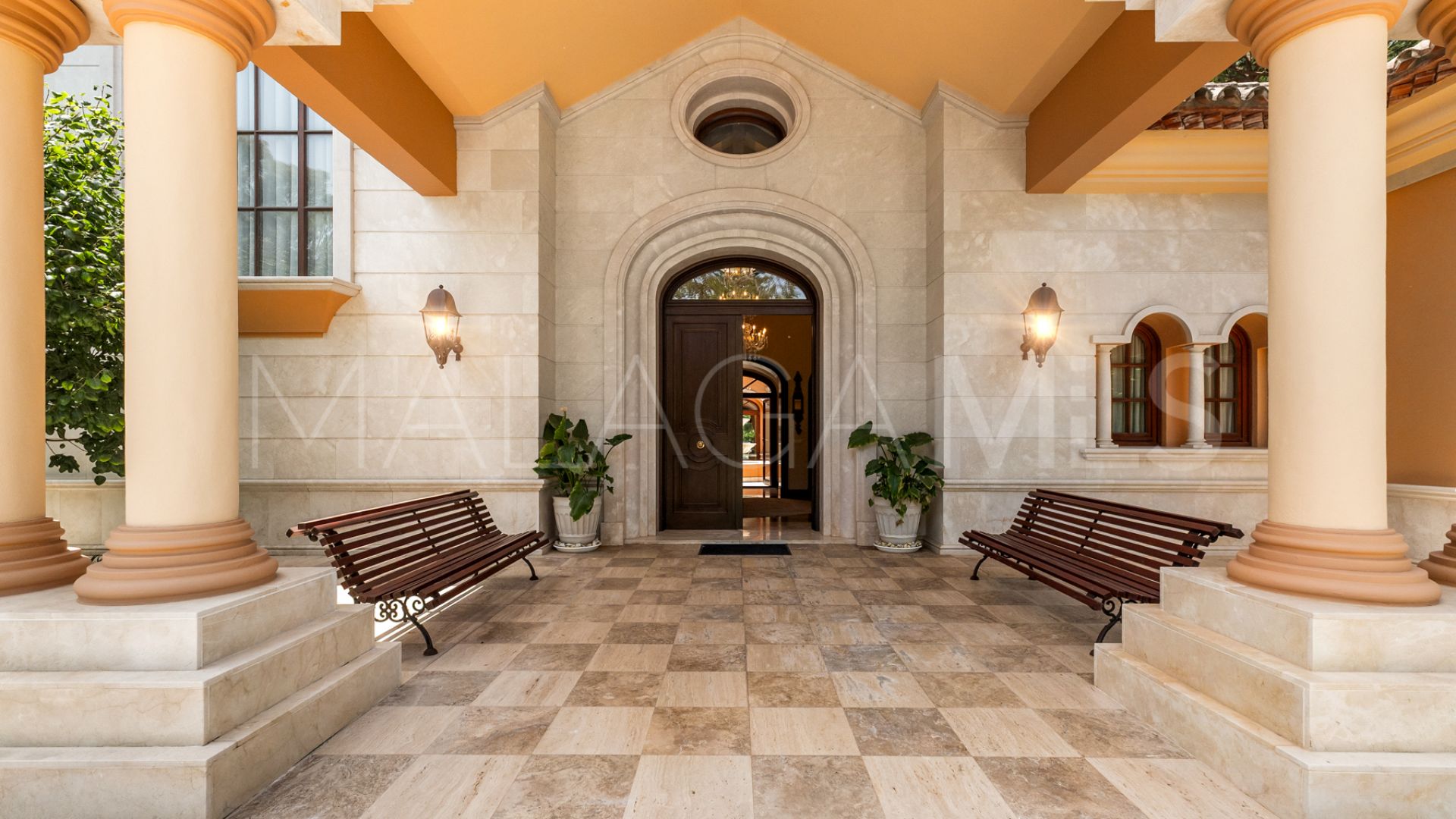 Villa for sale in Guadalmina Baja