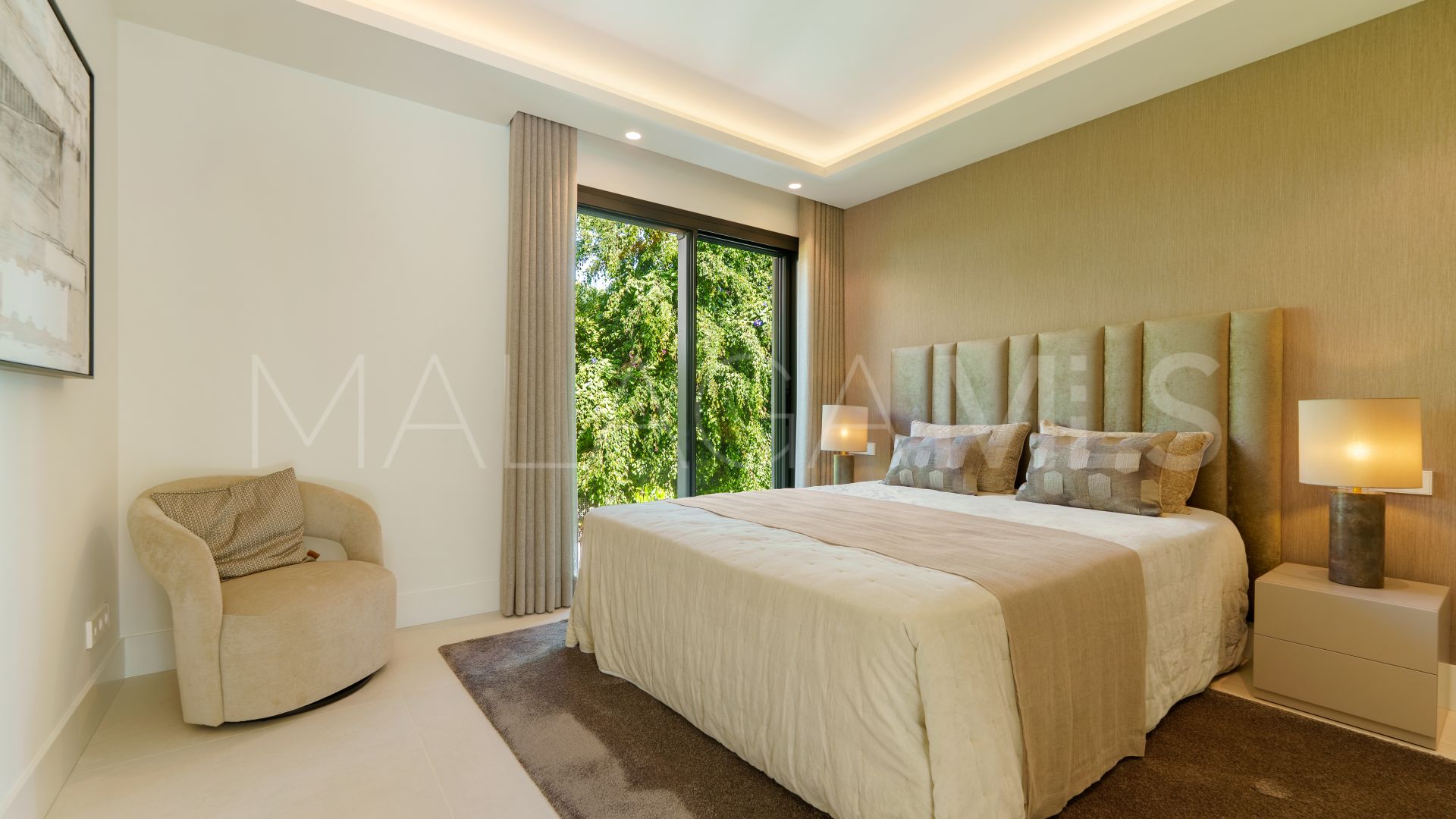 Villa for sale in Nueva Andalucia