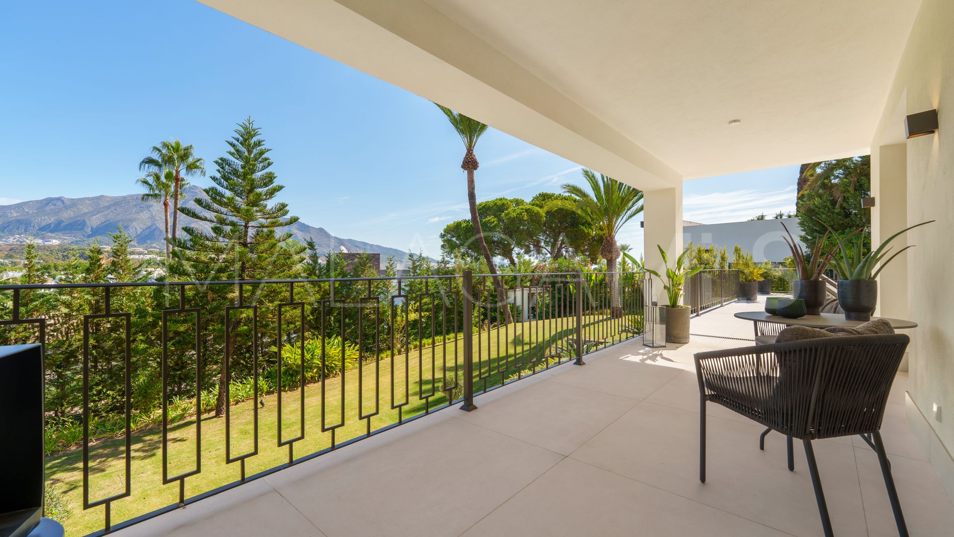 Villa for sale in Nueva Andalucia