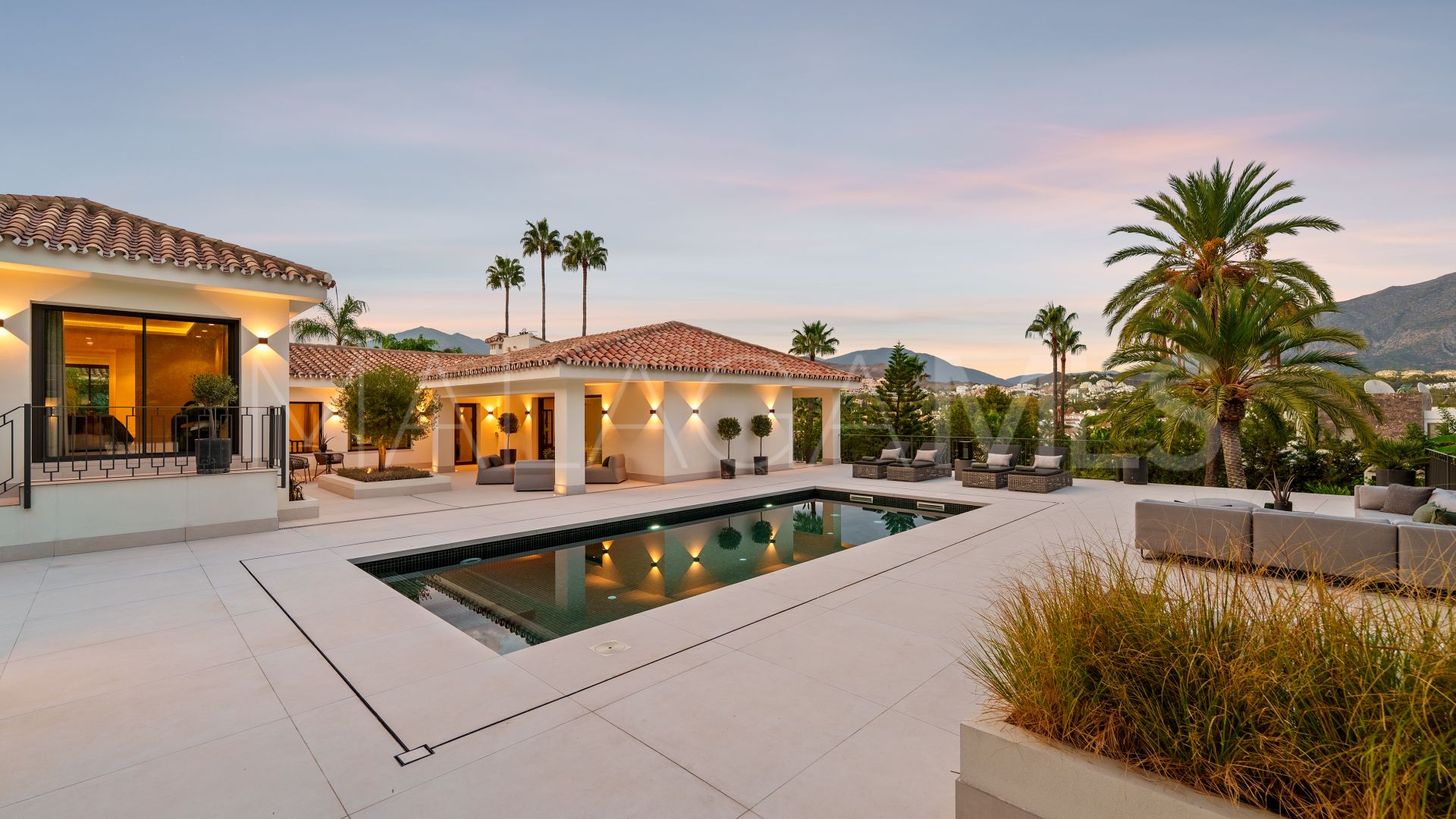 Villa for sale in Nueva Andalucia