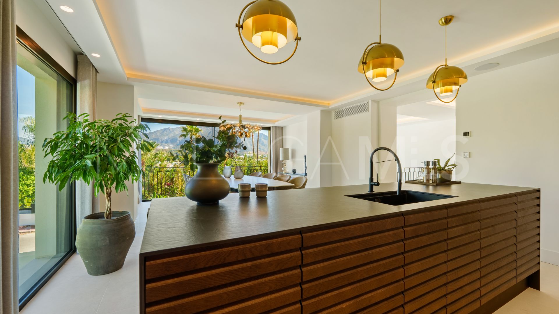 Villa for sale in Nueva Andalucia