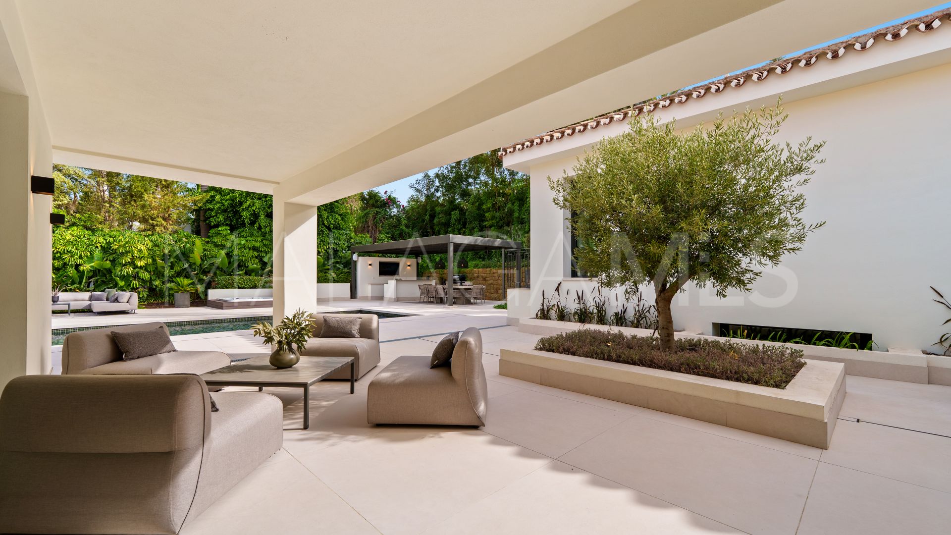 Villa for sale in Nueva Andalucia