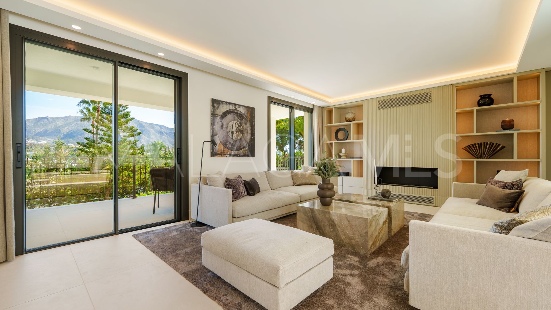 Villa for sale in Nueva Andalucia