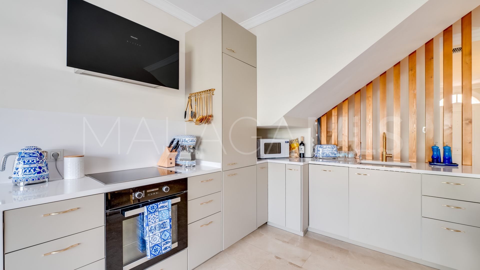 Triplex in Aloha Gardens for sale