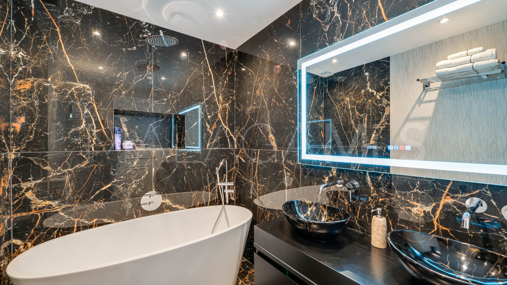 Triplex in Aloha Gardens for sale