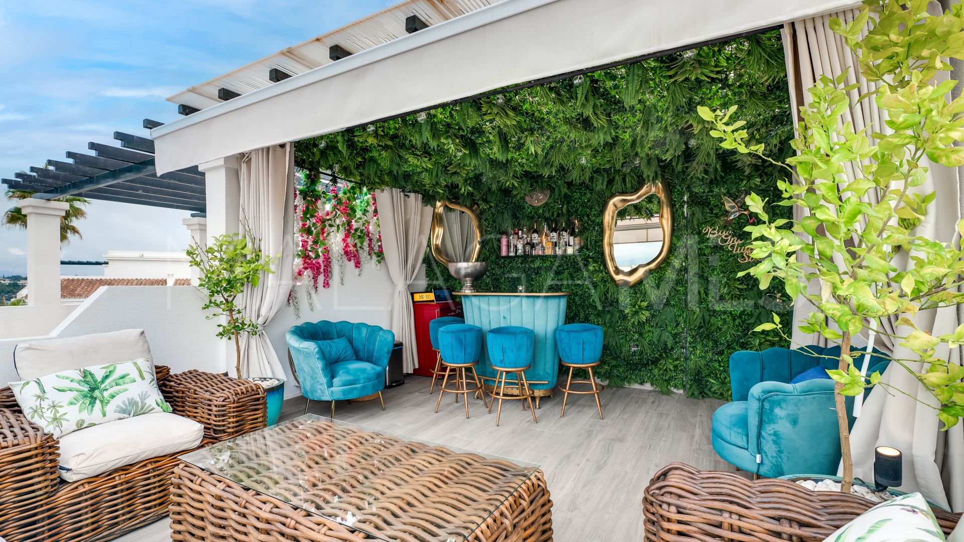 Triplex in Aloha Gardens for sale