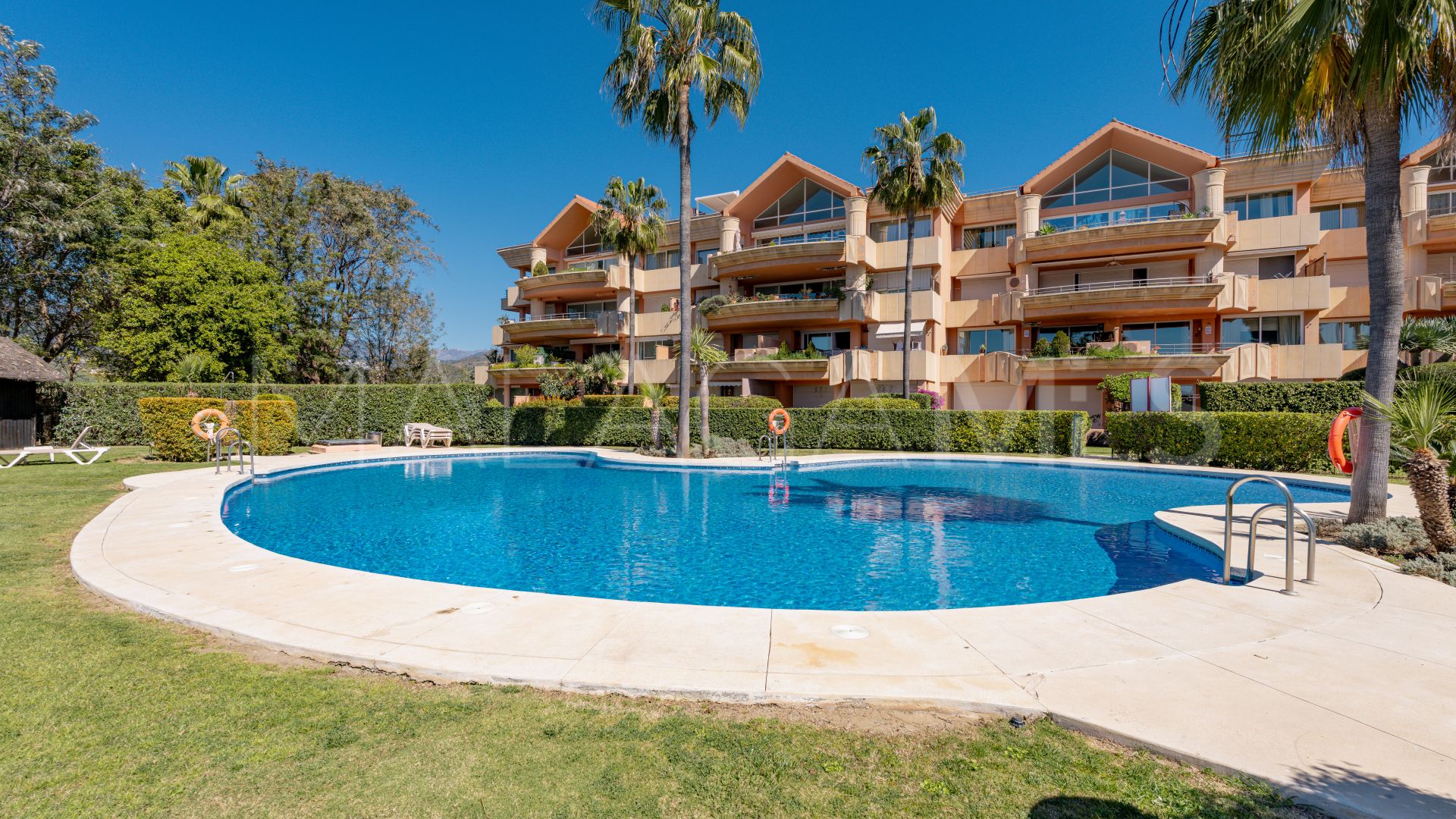 Markplanslägenhet for sale in Nueva Andalucia