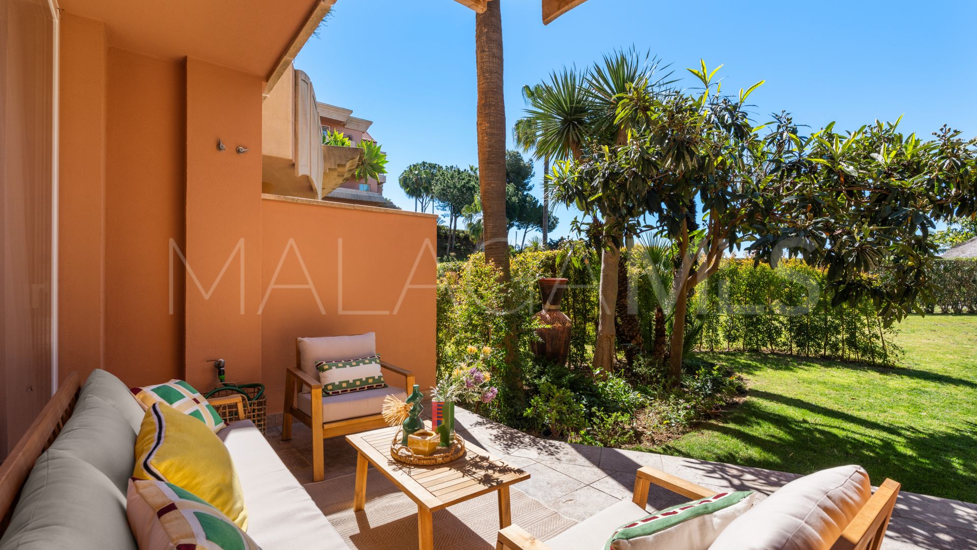 Markplanslägenhet for sale in Nueva Andalucia