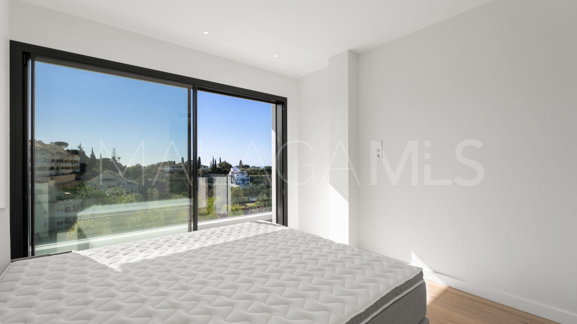 Villa for sale in Elviria