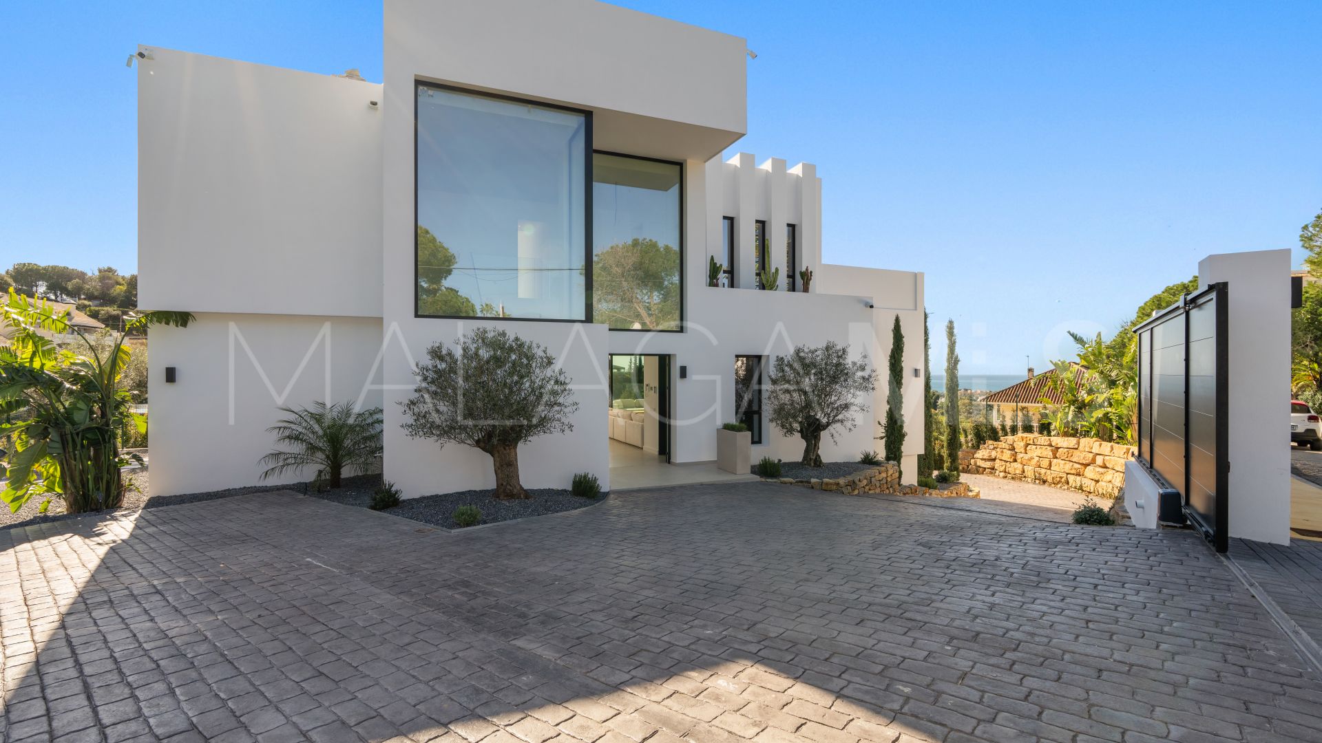 Villa for sale in Elviria