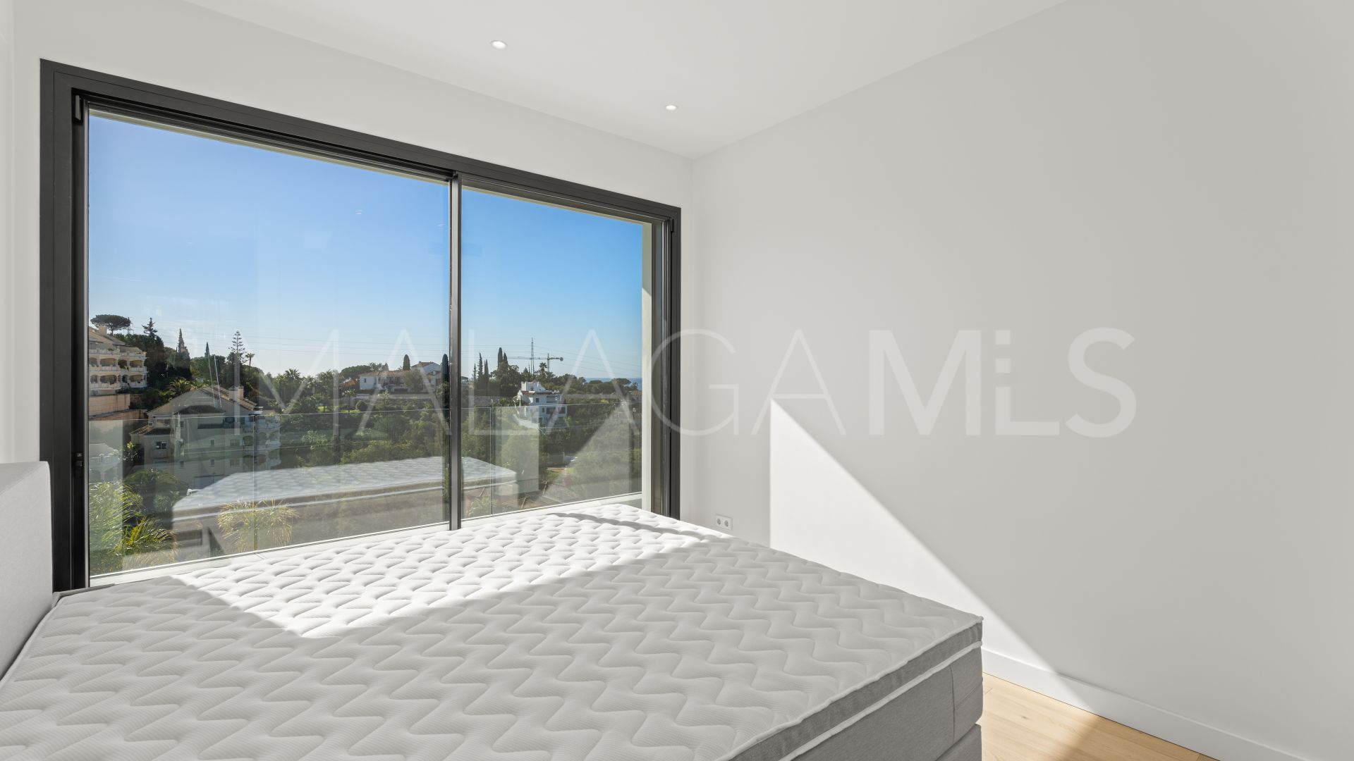 Villa for sale in Elviria