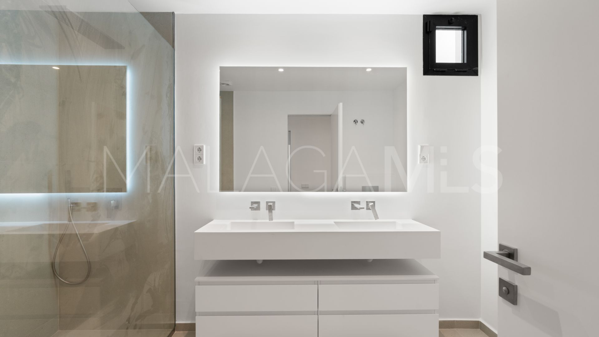 Villa for sale in Elviria