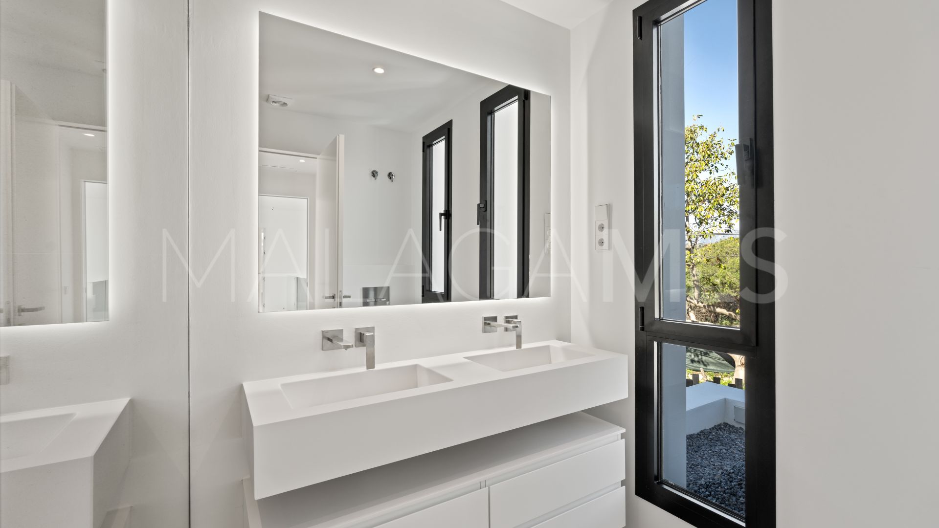 Villa for sale in Elviria