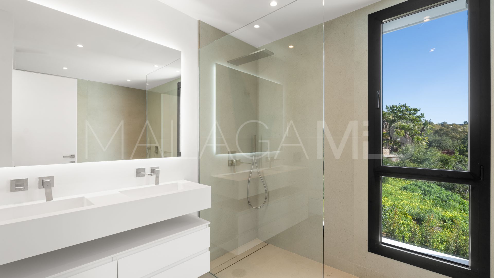 Villa for sale in Elviria