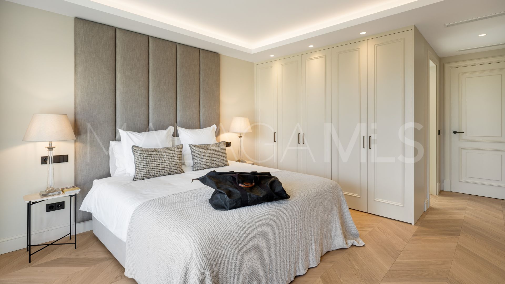 Villa for sale in Elviria