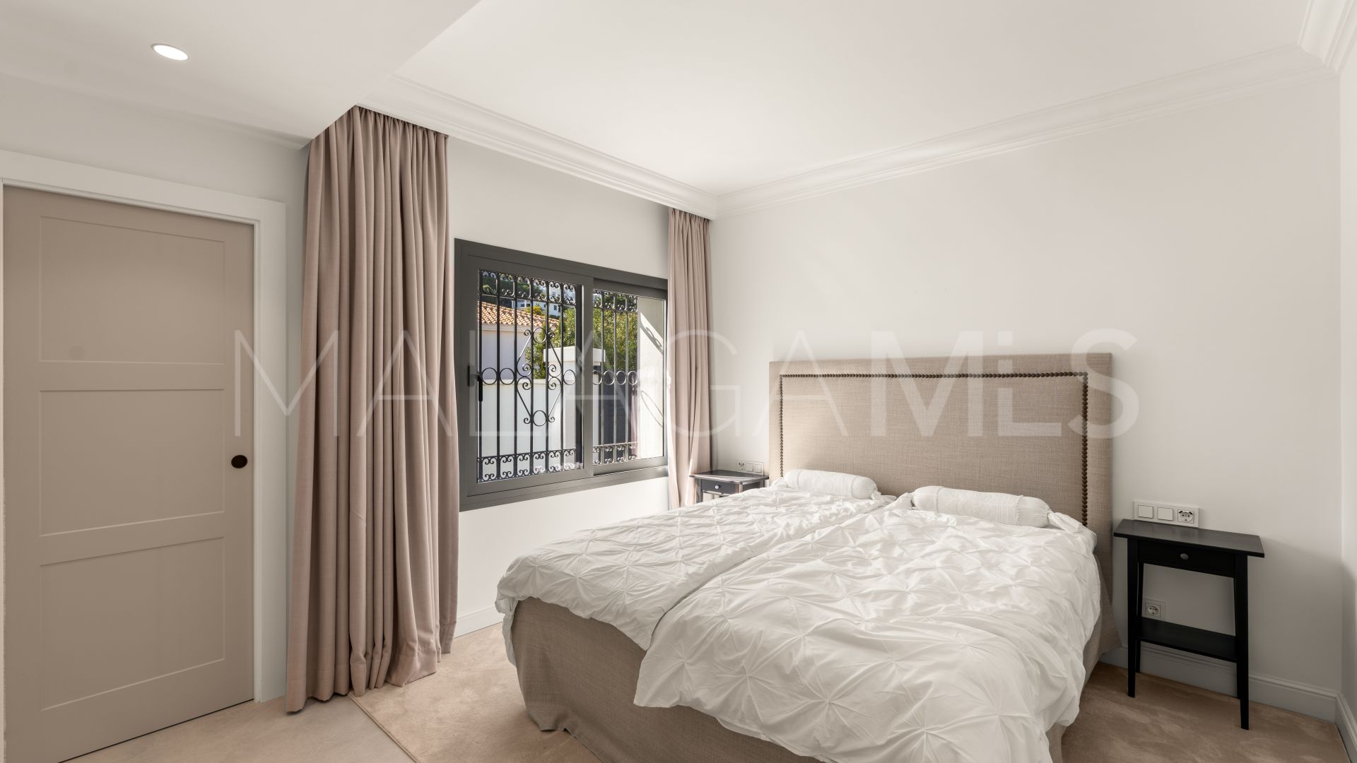 Altos del Paraiso, villa de 5 bedrooms for sale