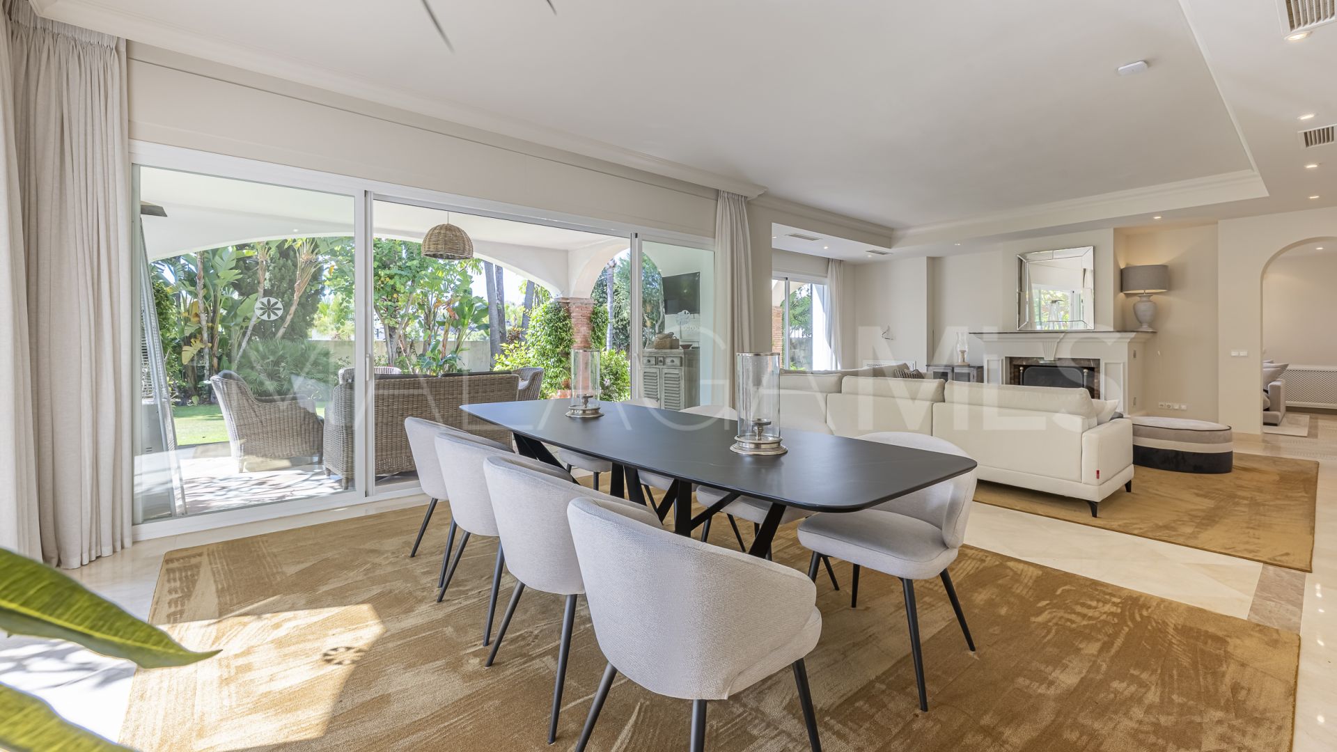 Buy villa in La Reserva de la Quinta