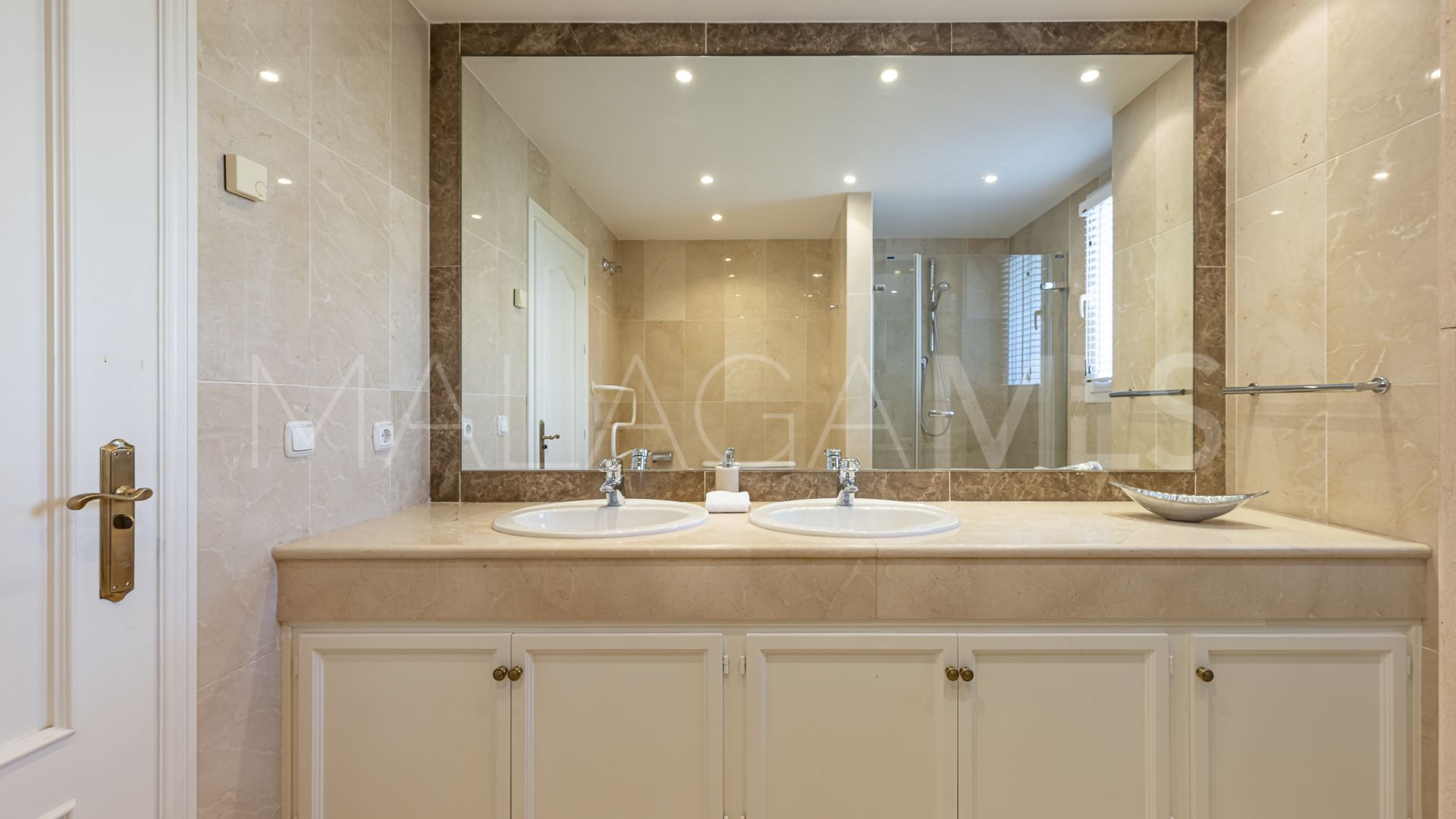 Buy villa in La Reserva de la Quinta