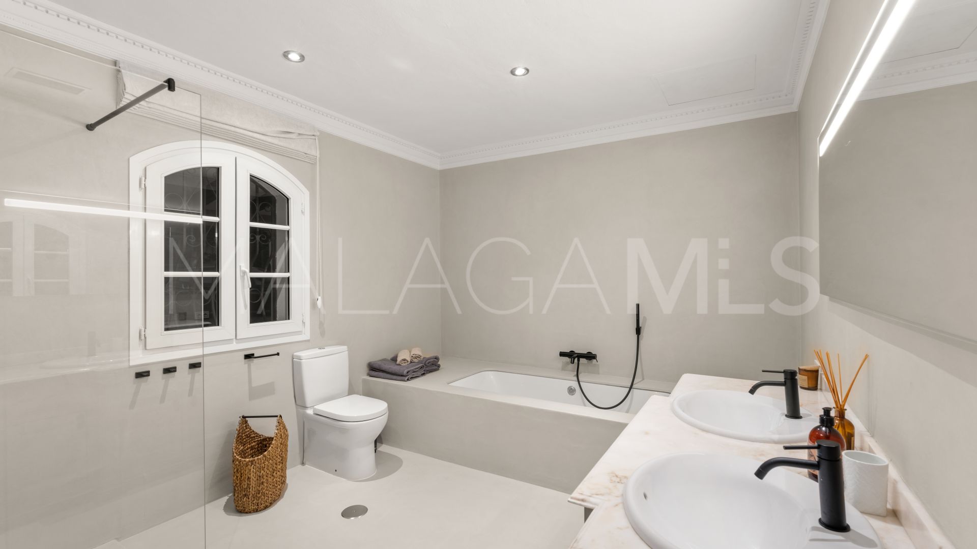 Villa for sale in Altos del Paraiso