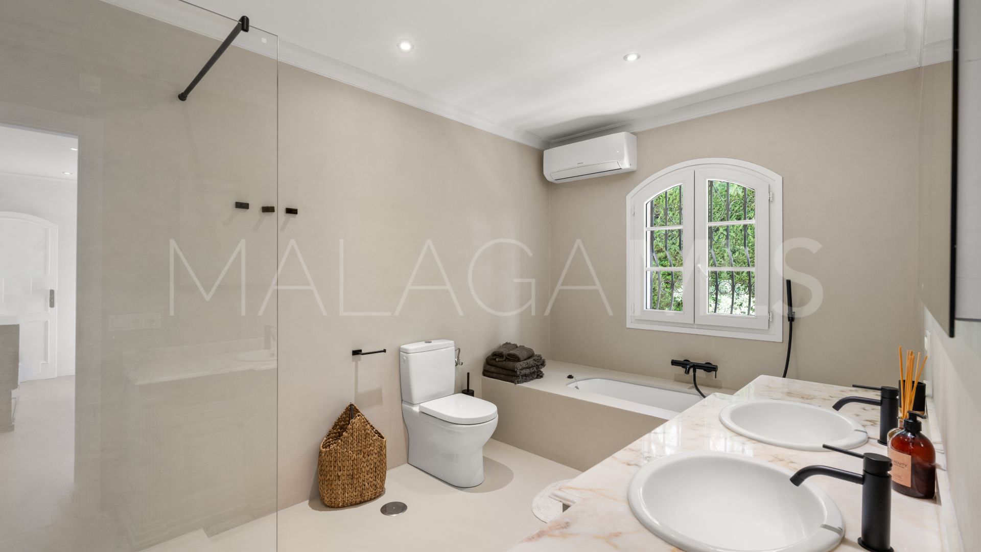 Villa for sale in Altos del Paraiso