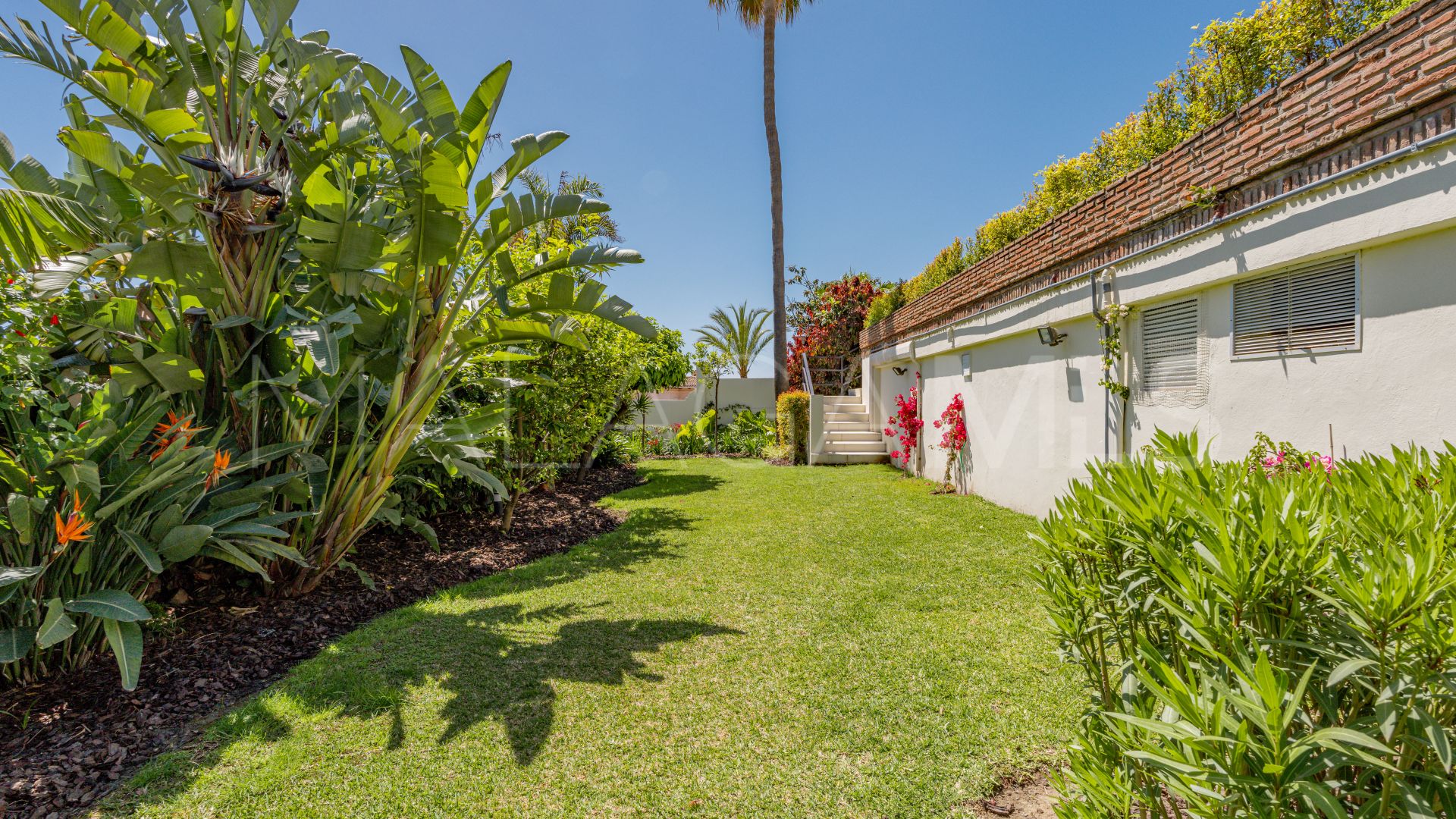 4 bedrooms villa in Altos del Paraiso for sale