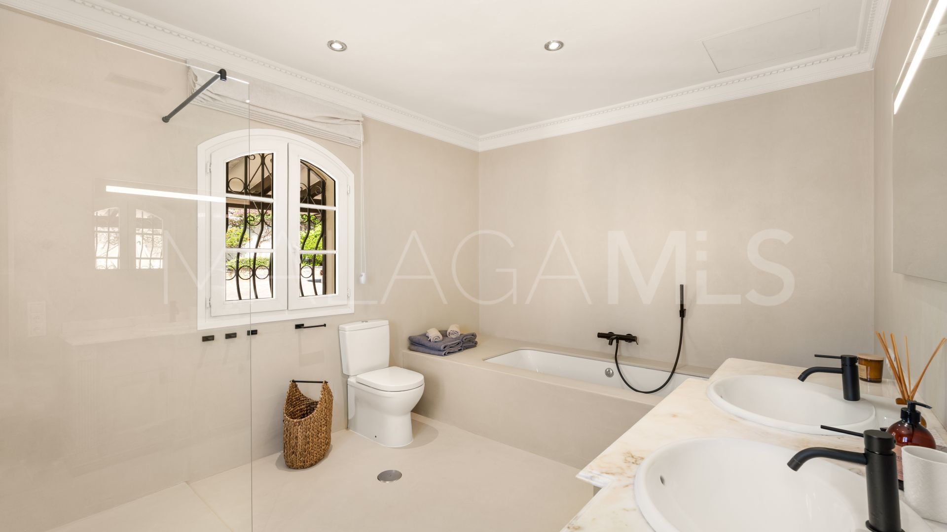 4 bedrooms villa in Altos del Paraiso for sale