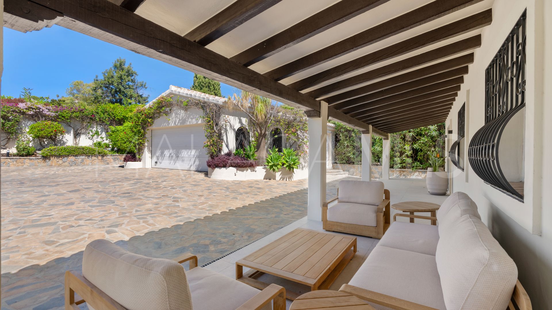 Villa for sale in Altos del Paraiso