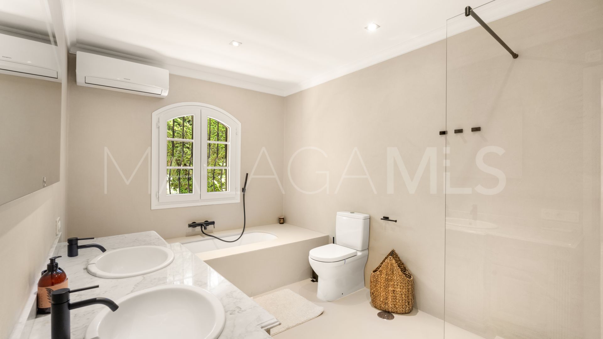 4 bedrooms villa in Altos del Paraiso for sale