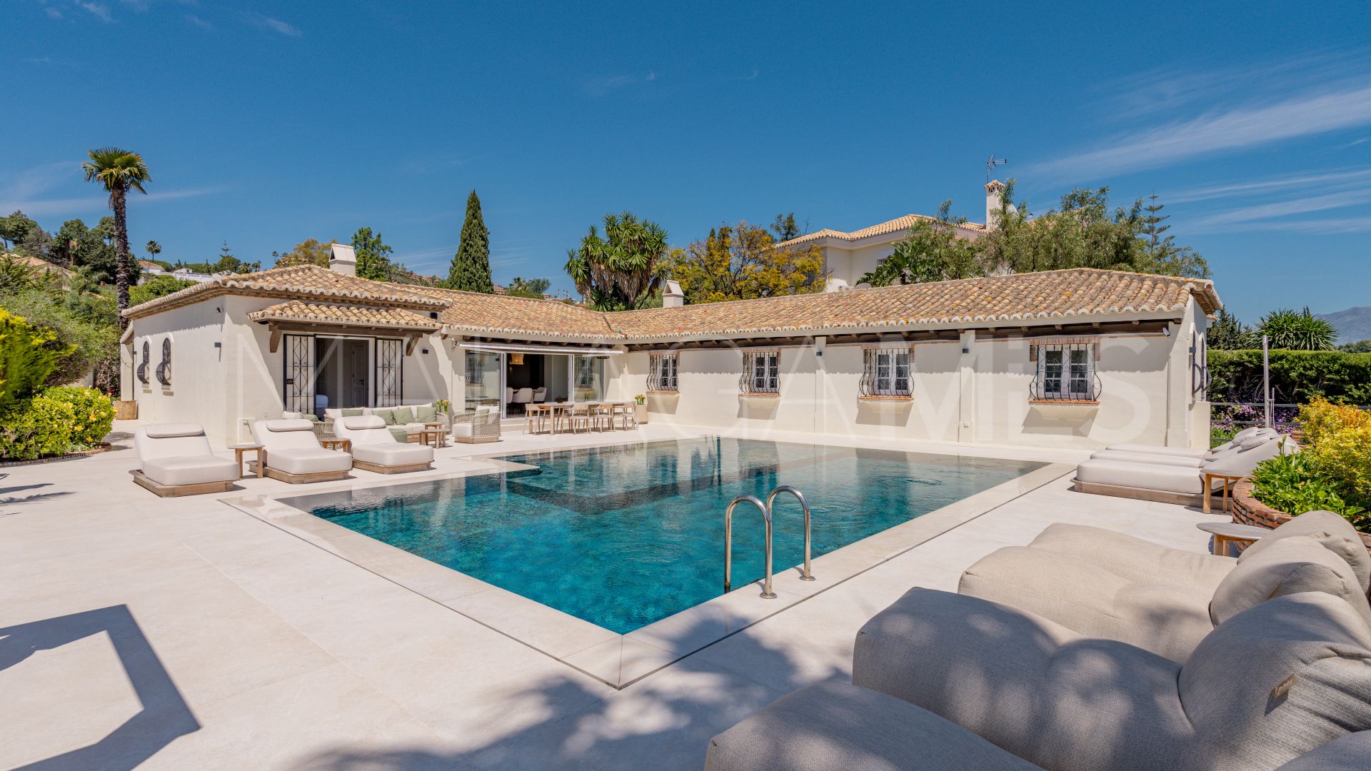 4 bedrooms villa in Altos del Paraiso for sale