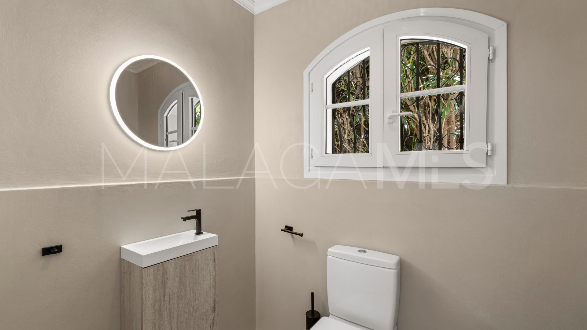 Villa for sale in Altos del Paraiso