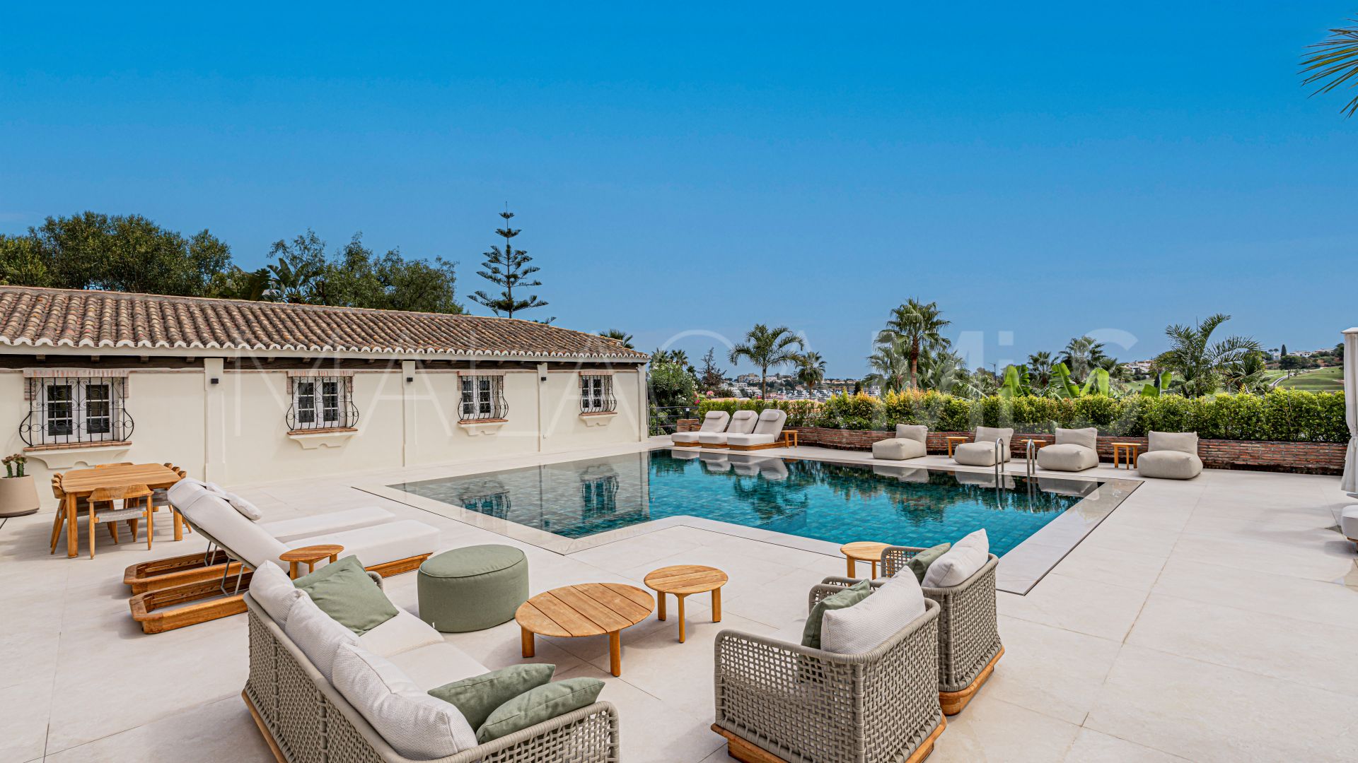 Villa for sale in Altos del Paraiso