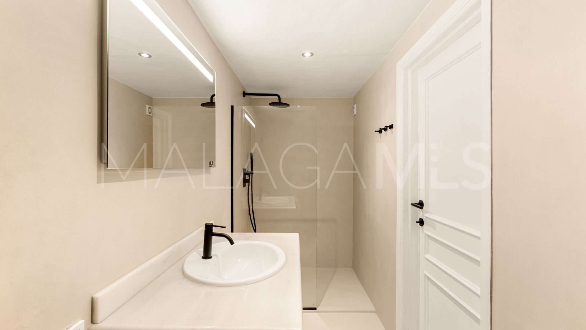 4 bedrooms villa in Altos del Paraiso for sale