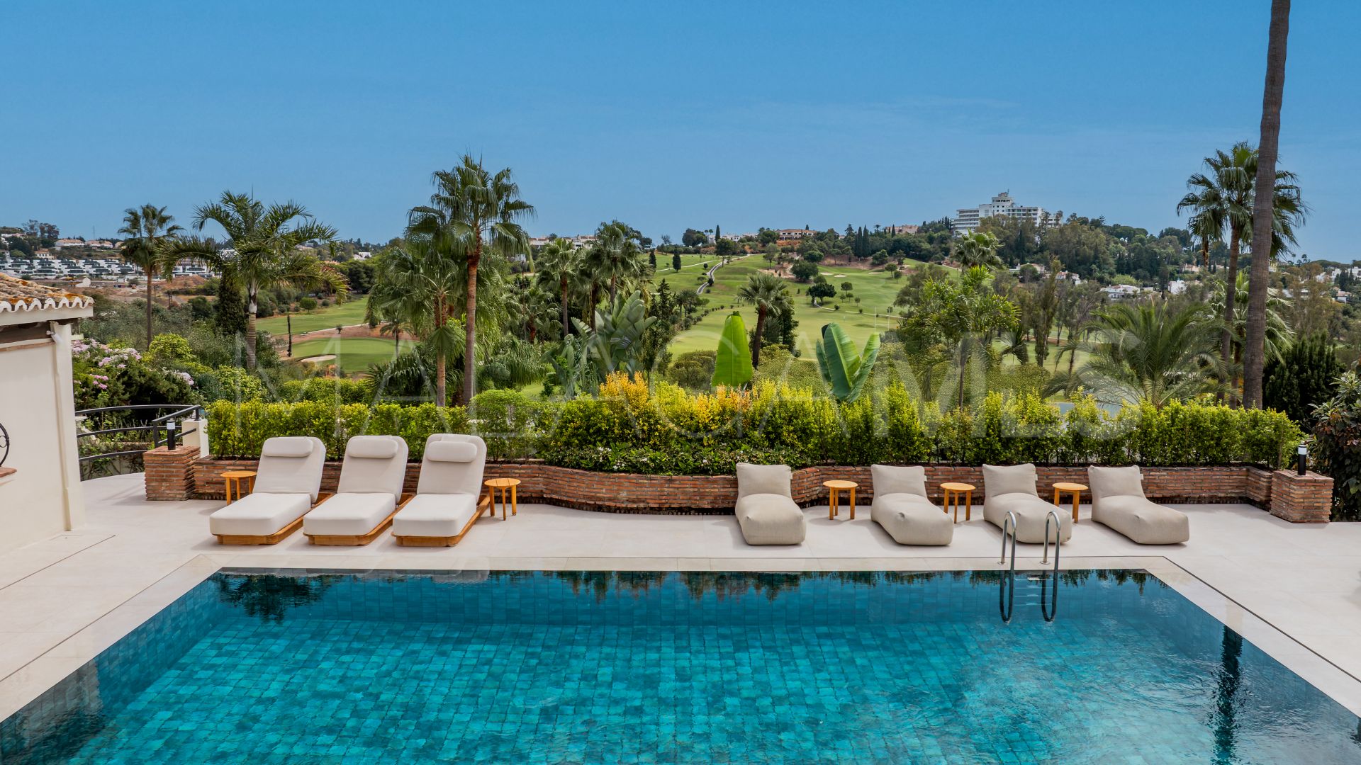 Villa for sale in Altos del Paraiso