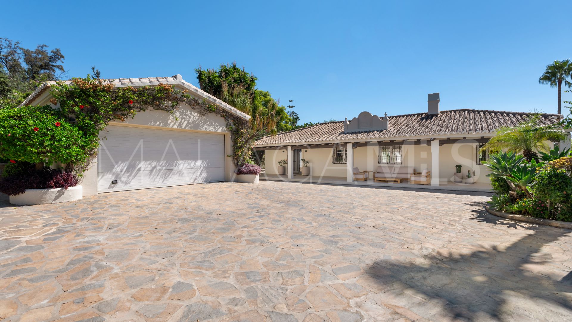 Villa for sale in Altos del Paraiso