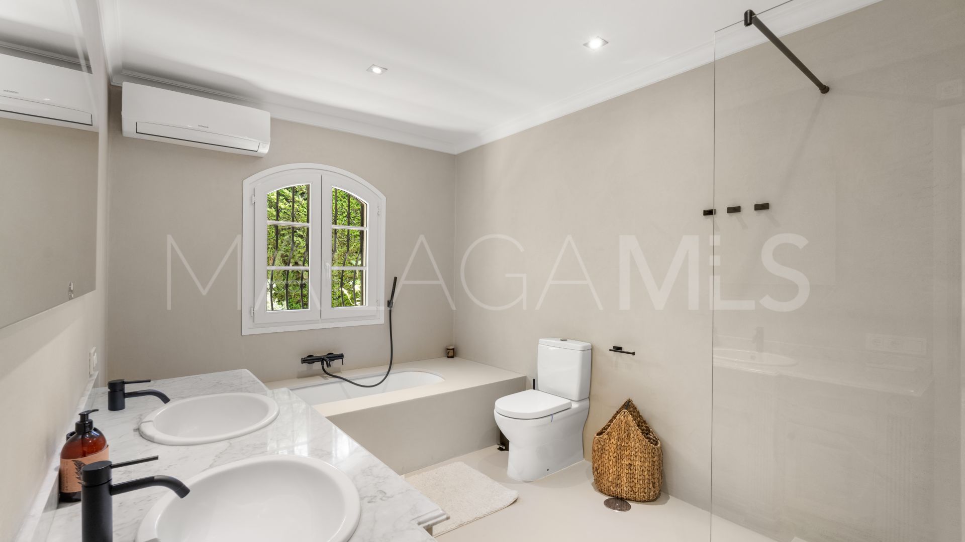 Villa for sale in Altos del Paraiso